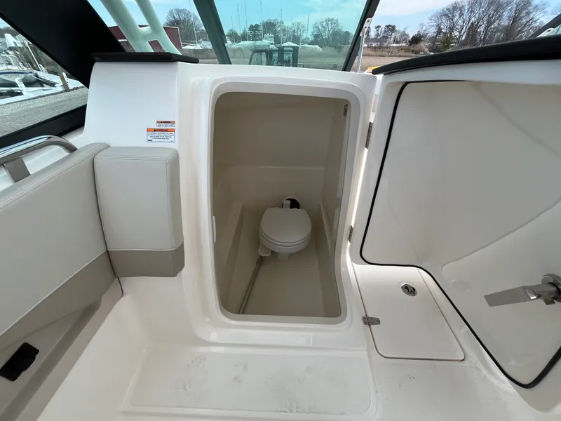 Slide: The Image of Boston Whaler 240 Vantage 2026 - 14