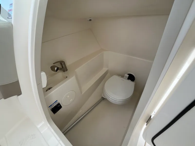 Slide: The Image of Boston Whaler 240 Vantage 2026 - 15