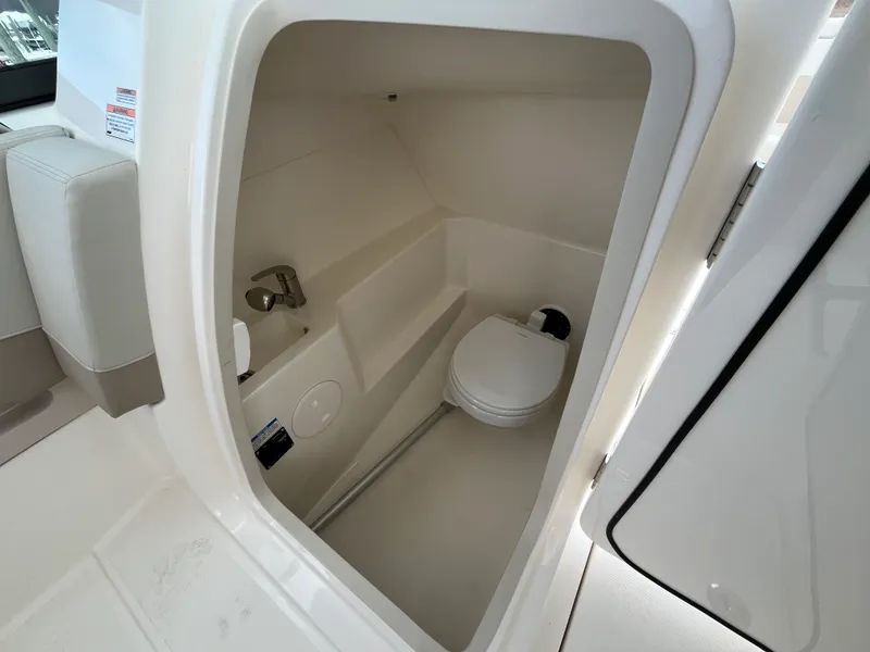 Slide: The Image of Boston Whaler 240 Vantage 2026 - 16