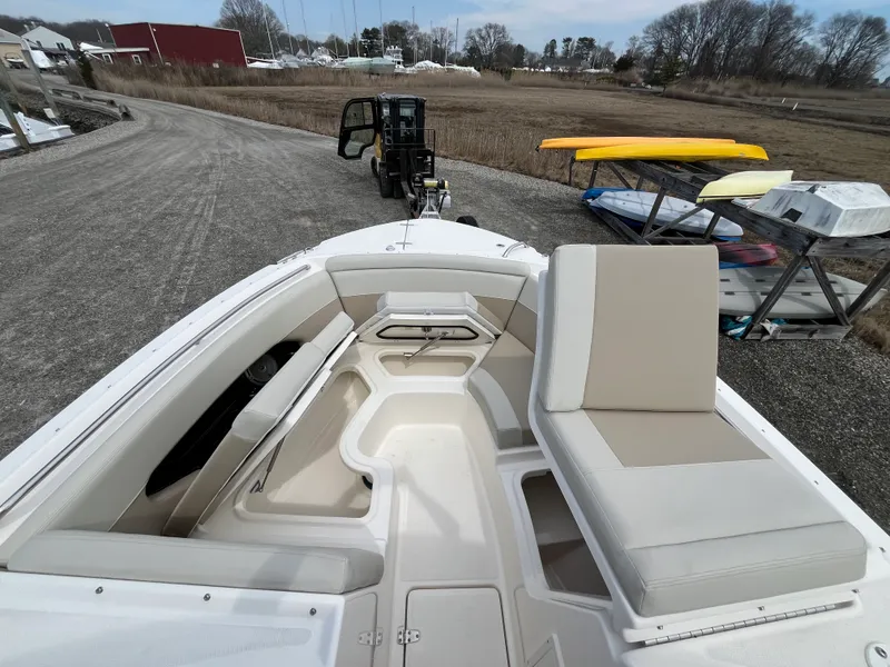 Slide: The Image of Boston Whaler 240 Vantage 2026 - 18