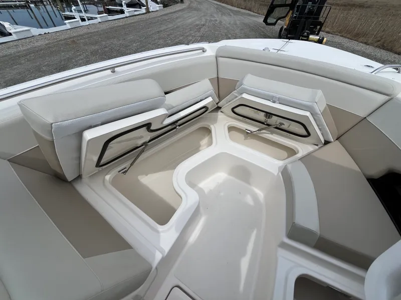 Slide: The Image of Boston Whaler 240 Vantage 2026 - 19