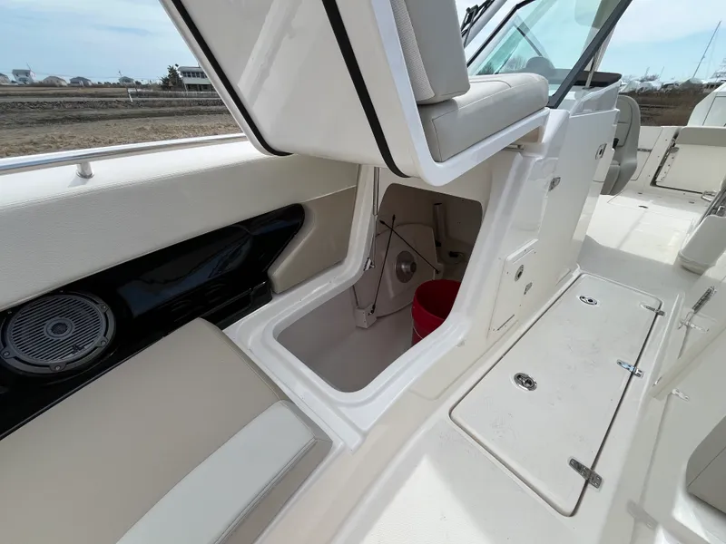 Slide: The Image of Boston Whaler 240 Vantage 2026 - 20
