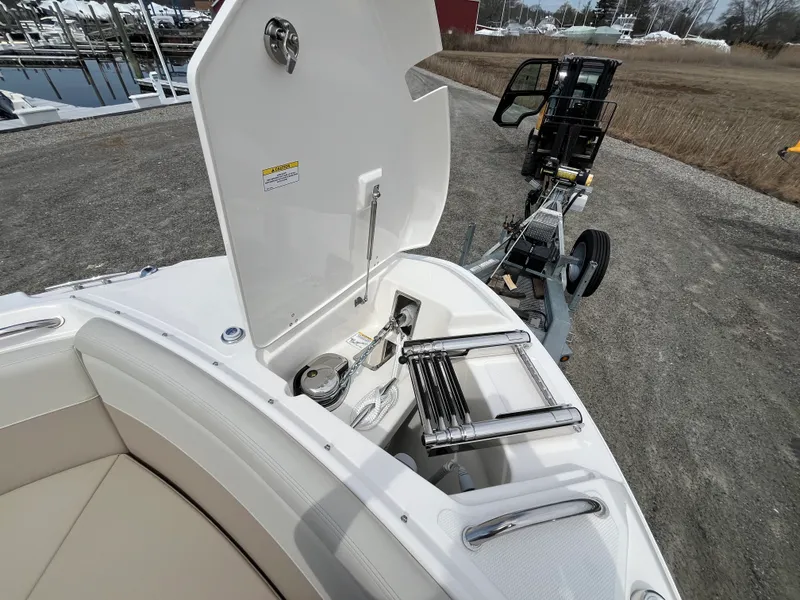 Slide: The Image of Boston Whaler 240 Vantage 2026 - 21