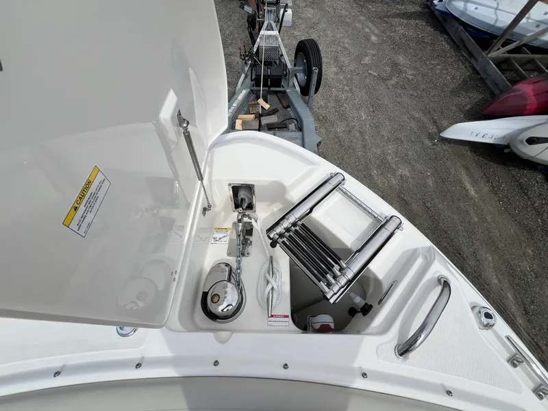 Slide: The Image of Boston Whaler 240 Vantage 2026 - 22
