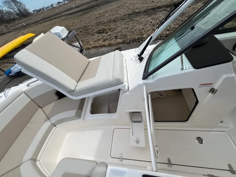 Slide: The Image of Boston Whaler 240 Vantage 2026 - 23