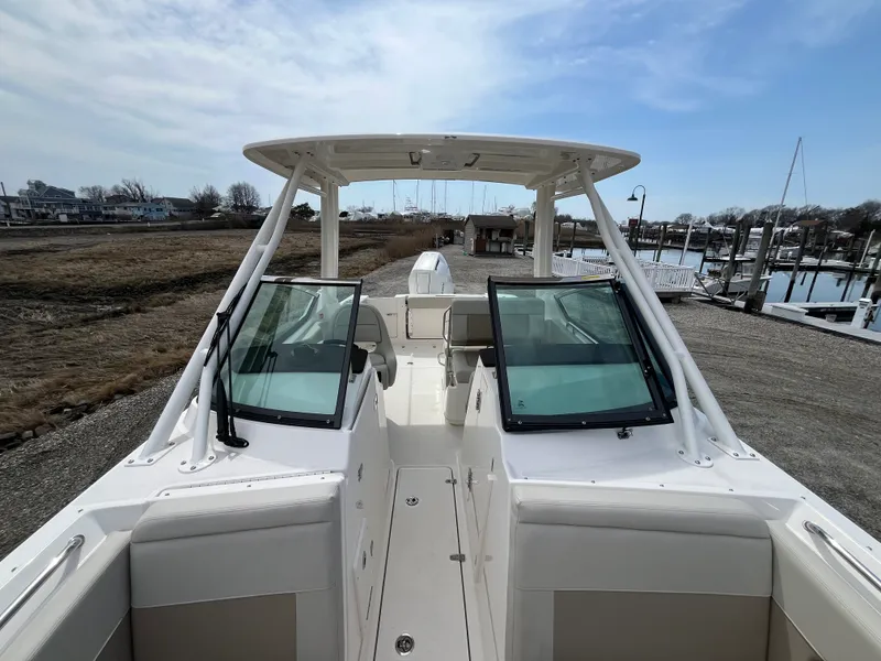 Slide: The Image of Boston Whaler 240 Vantage 2026 - 24