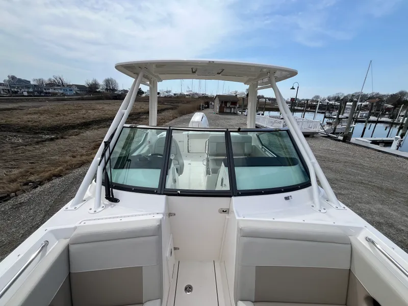 Slide: The Image of Boston Whaler 240 Vantage 2026 - 25