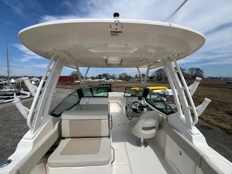 Slide: The Image of Boston Whaler 240 Vantage 2026 - 26