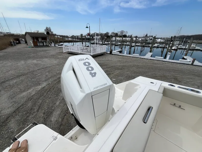 Slide: The Image of Boston Whaler 240 Vantage 2026 - 5