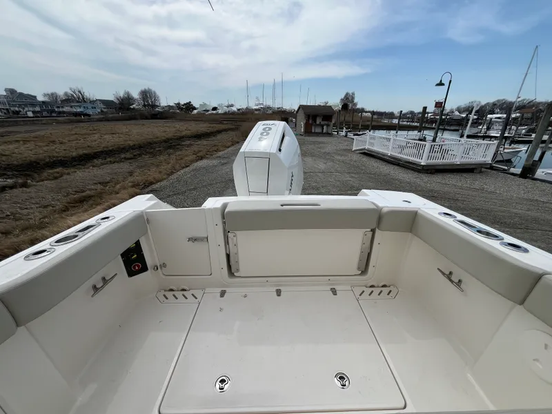 Slide: The Image of Boston Whaler 240 Vantage 2026 - 6