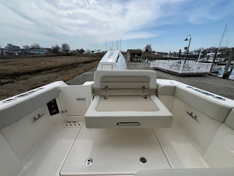 Slide: The Image of Boston Whaler 240 Vantage 2026 - 7