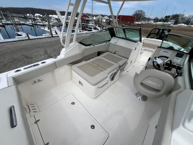 Slide: The Image of Boston Whaler 240 Vantage 2026 - 8