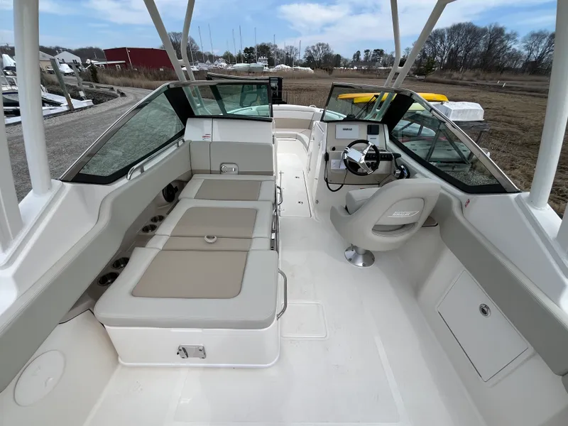 Slide: The Image of Boston Whaler 240 Vantage 2026 - 9