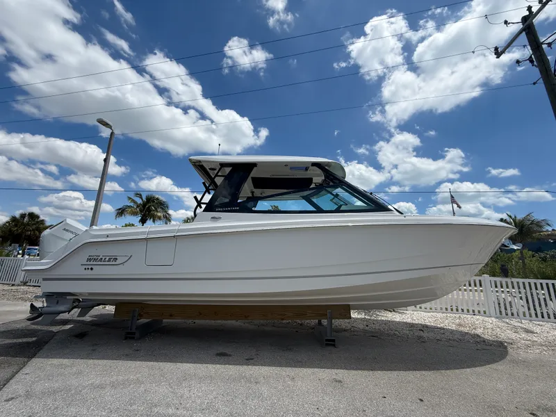 The Image of Boston Whaler 330 Vantage 2025 - 0