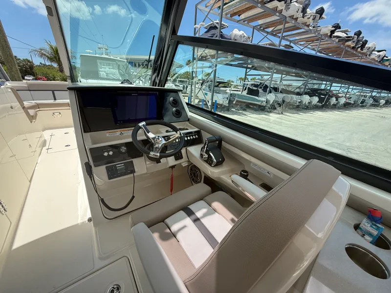 Slide: The Image of Boston Whaler 330 Vantage 2025 - 10