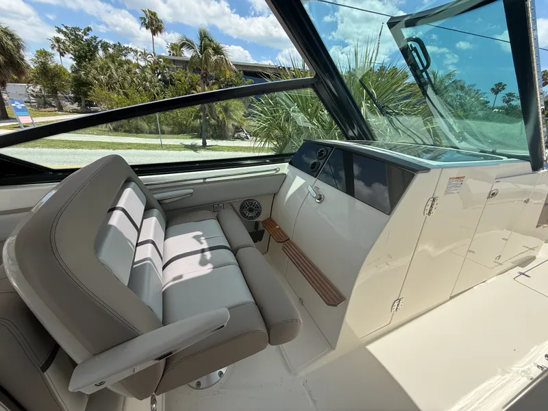 Slide: The Image of Boston Whaler 330 Vantage 2025 - 11