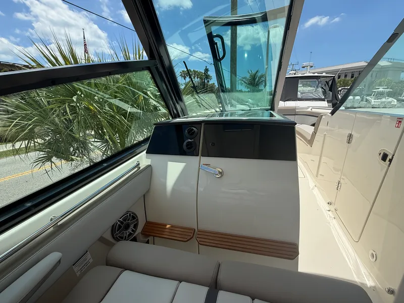 Slide: The Image of Boston Whaler 330 Vantage 2025 - 13