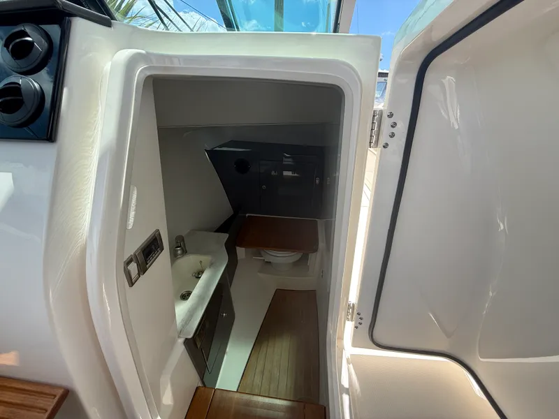 Slide: The Image of Boston Whaler 330 Vantage 2025 - 14