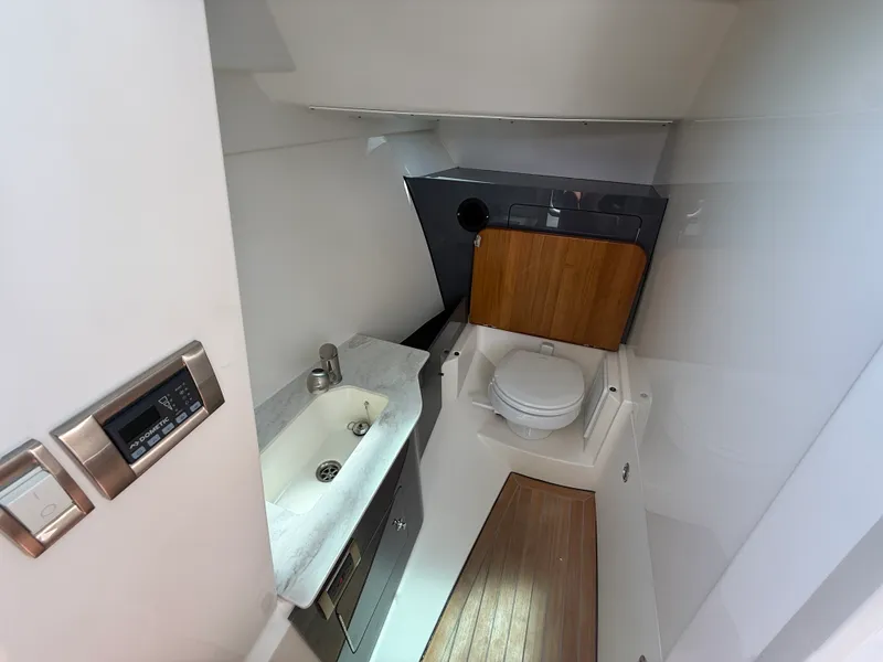 Slide: The Image of Boston Whaler 330 Vantage 2025 - 15
