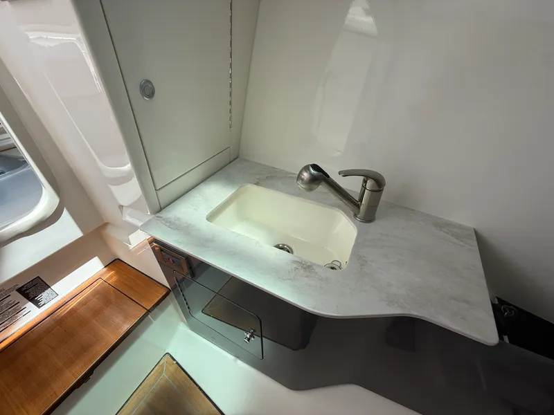 Slide: The Image of Boston Whaler 330 Vantage 2025 - 16