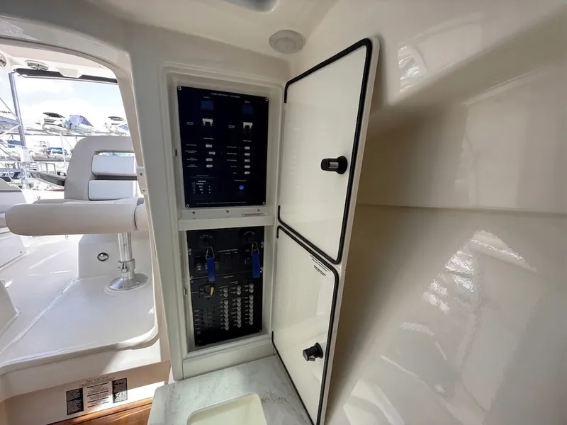 Slide: The Image of Boston Whaler 330 Vantage 2025 - 18