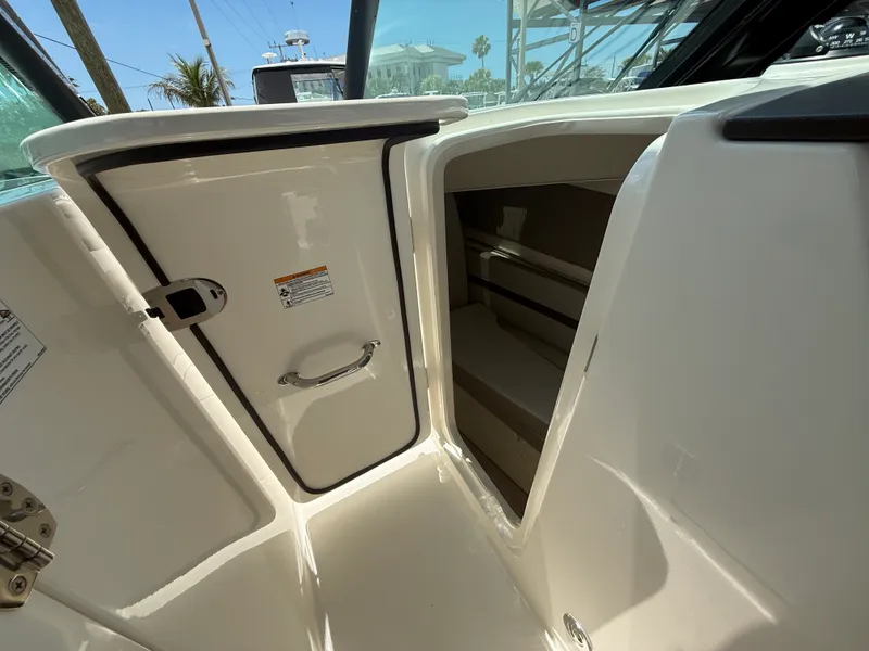 Slide: The Image of Boston Whaler 330 Vantage 2025 - 19