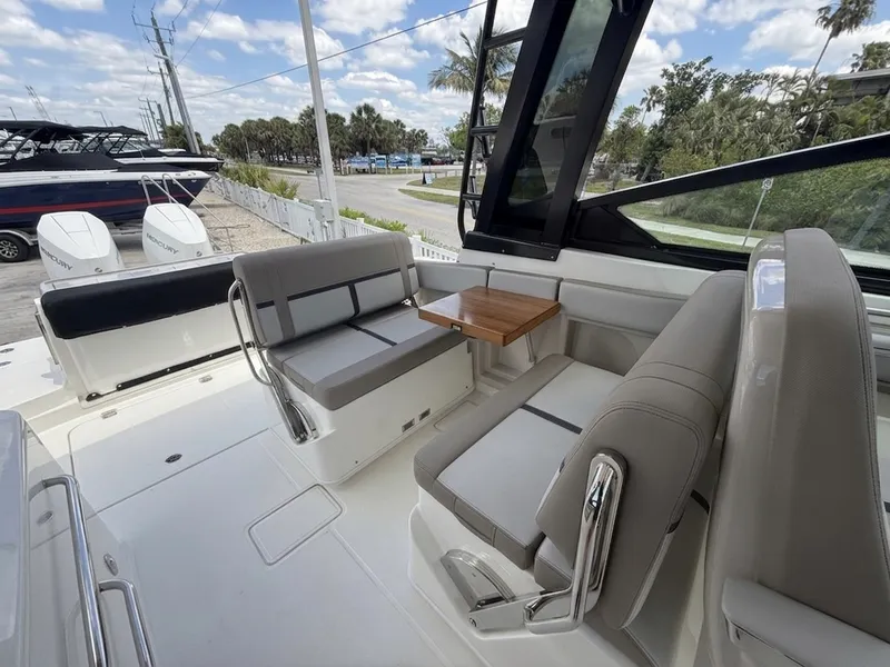 Slide: The Image of Boston Whaler 330 Vantage 2025 - 21