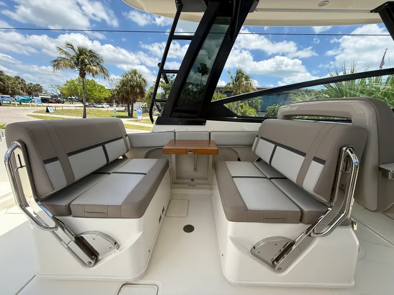 Slide: The Image of Boston Whaler 330 Vantage 2025 - 22