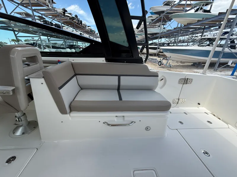 Slide: The Image of Boston Whaler 330 Vantage 2025 - 23