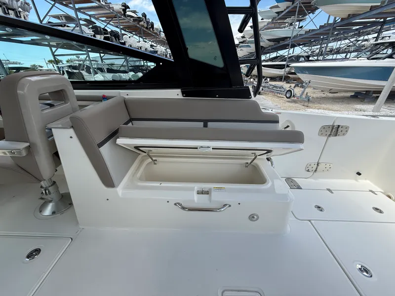 Slide: The Image of Boston Whaler 330 Vantage 2025 - 24