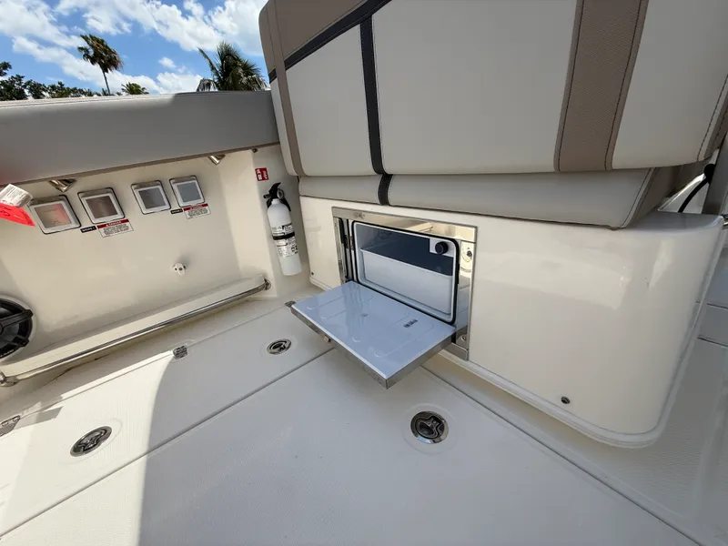 Slide: The Image of Boston Whaler 330 Vantage 2025 - 28