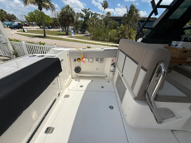 Slide: The Image of Boston Whaler 330 Vantage 2025 - 29