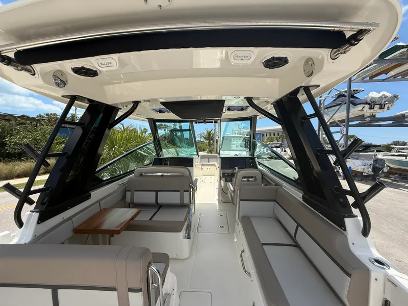 Slide: The Image of Boston Whaler 330 Vantage 2025 - 30