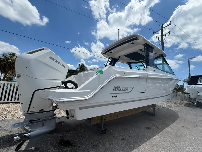 Slide: The Image of Boston Whaler 330 Vantage 2025 - 31