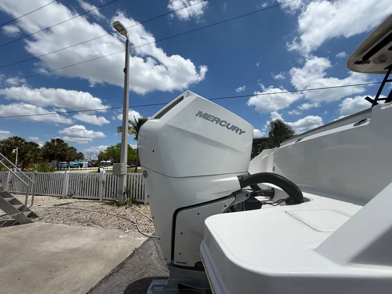 Slide: The Image of Boston Whaler 330 Vantage 2025 - 32