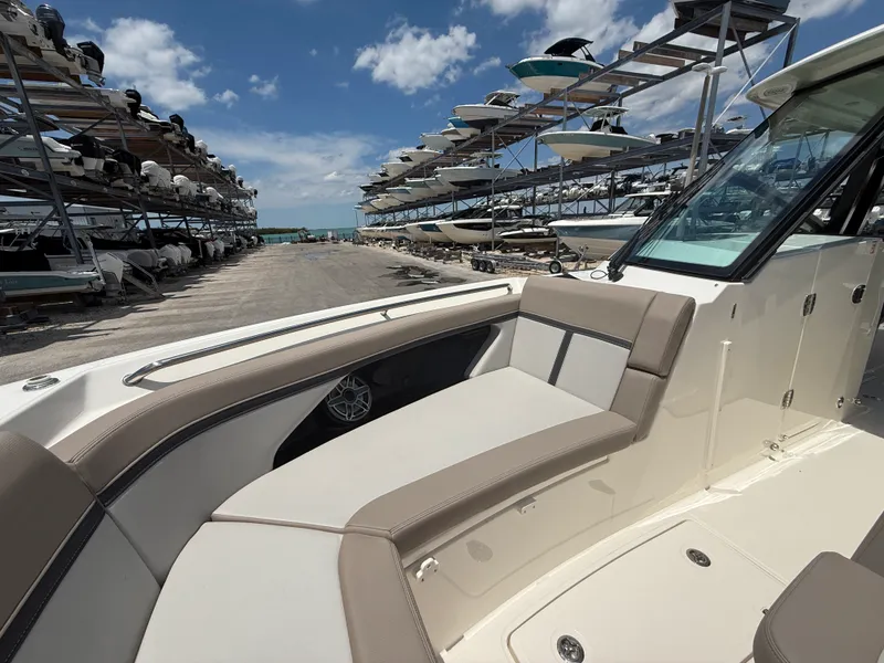 Slide: The Image of Boston Whaler 330 Vantage 2025 - 4