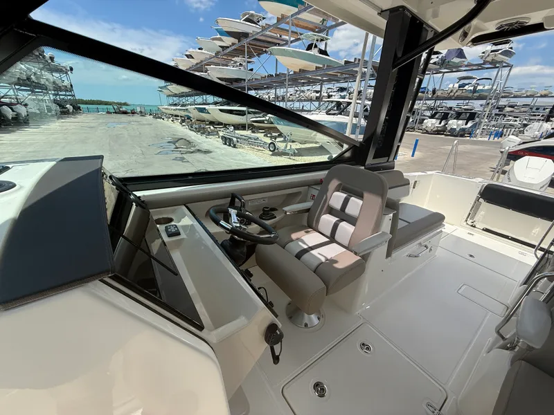 Slide: The Image of Boston Whaler 330 Vantage 2025 - 7