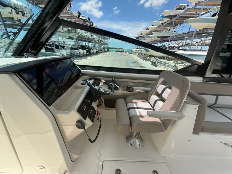 Slide: The Image of Boston Whaler 330 Vantage 2025 - 8
