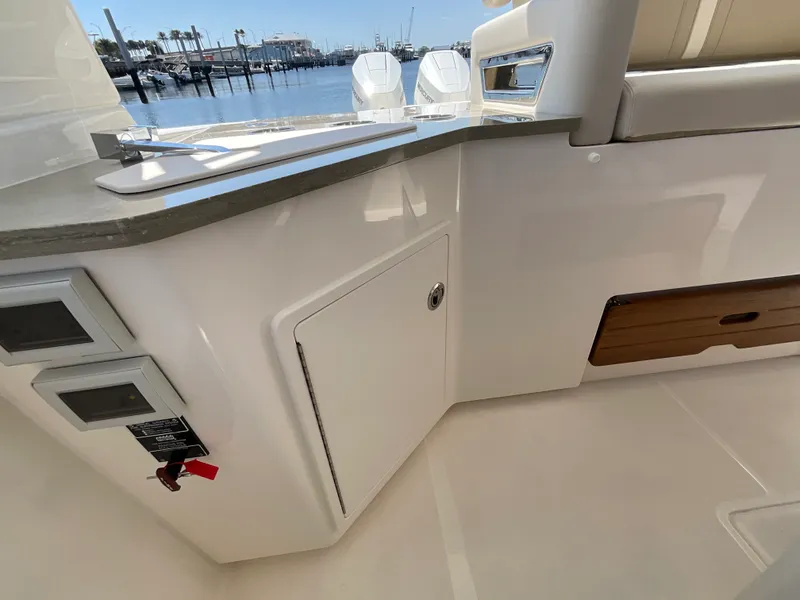 Slide: The Image of Boston Whaler 350 Realm 2026 - 12