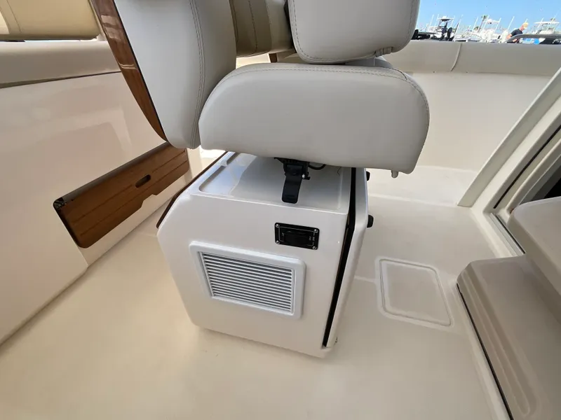 Slide: The Image of Boston Whaler 350 Realm 2026 - 14