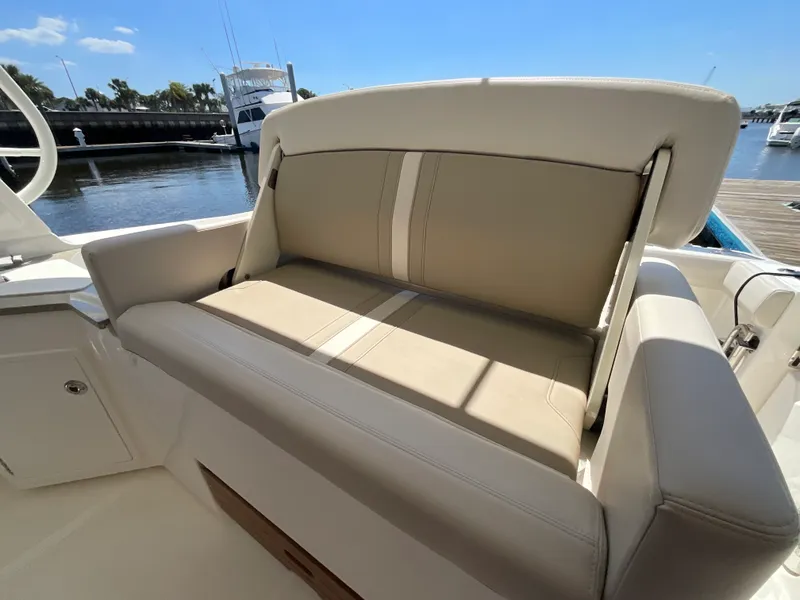 Slide: The Image of Boston Whaler 350 Realm 2026 - 15