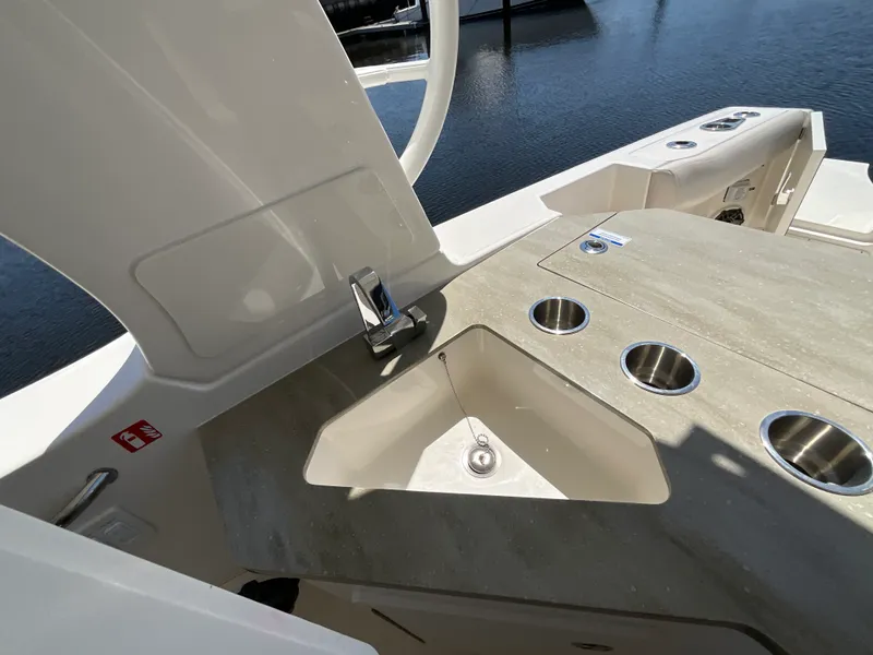 Slide: The Image of Boston Whaler 350 Realm 2026 - 18