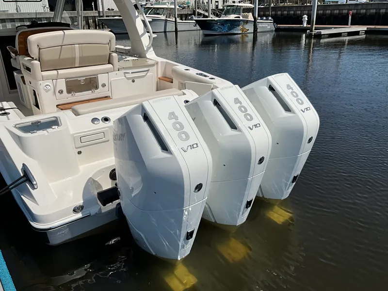 Slide: The Image of Boston Whaler 350 Realm 2026 - 27