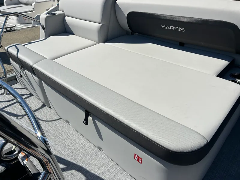Slide: The Image of Harris Cruiser 210 2026 - 14