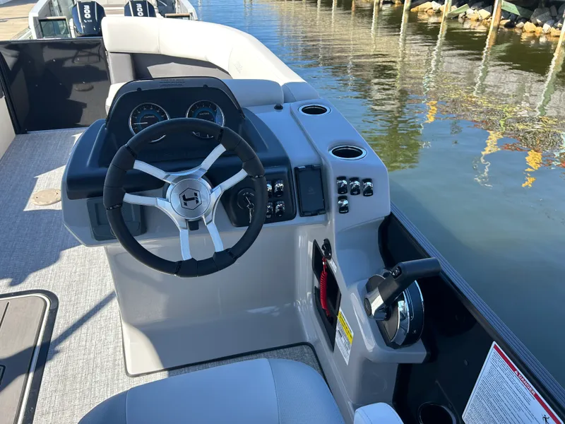 Slide: The Image of Harris Cruiser 210 2026 - 20