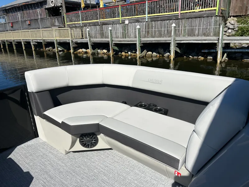 Slide: The Image of Harris Cruiser 210 2026 - 23