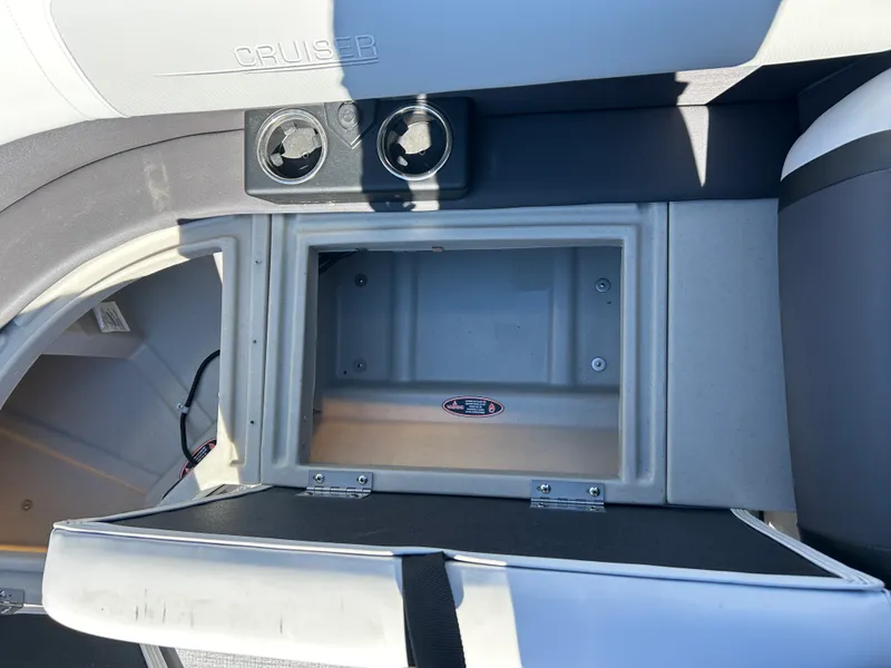 Slide: The Image of Harris Cruiser 210 2026 - 29