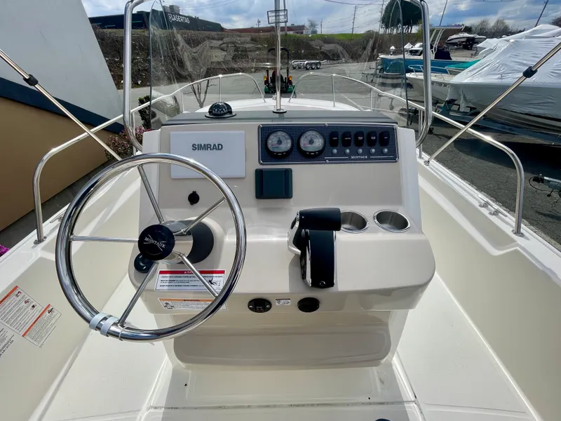 Slide: The Image of Boston Whaler 210 Montauk 2026 - 10