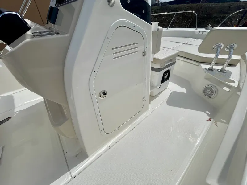 Slide: The Image of Boston Whaler 210 Montauk 2026 - 11