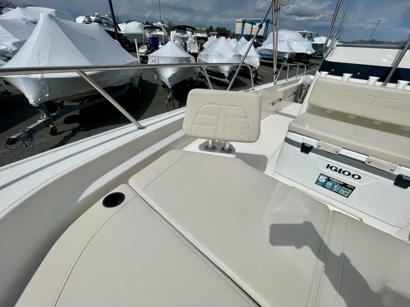 Slide: The Image of Boston Whaler 210 Montauk 2026 - 15
